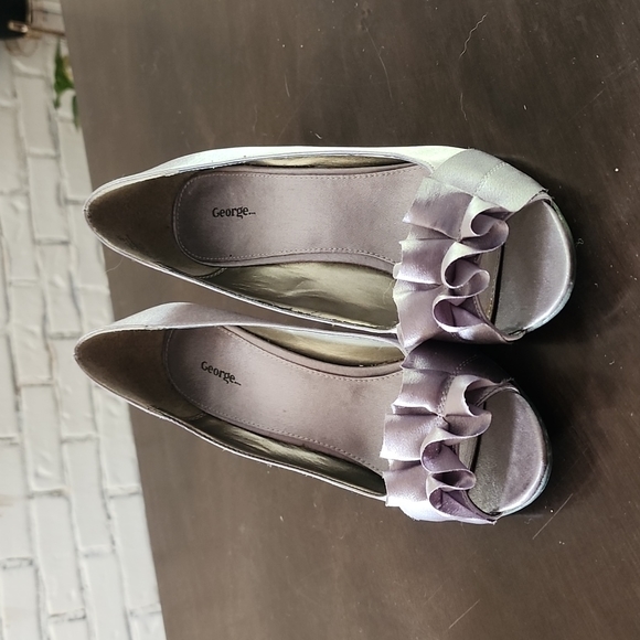 Silver satin ruffle bow open toed high heels size 9 - Picture 3 of 3